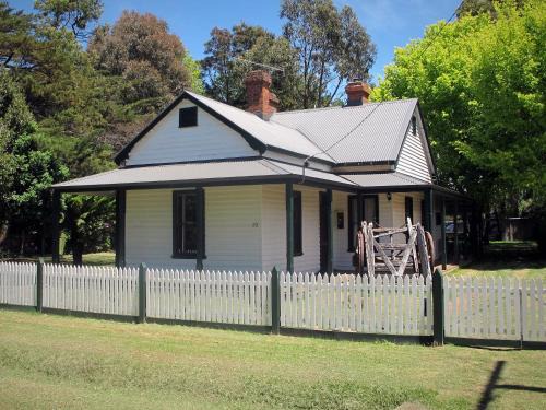 Lynden Cottage - built 1884 in the heart of town