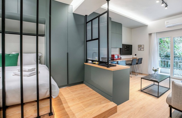 Lyndon Deluxe Studio Athens Escape