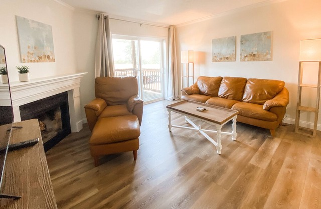 Lyndon Executive Monthly Condo w/Covered Parking