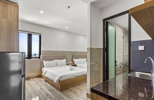 Lyne Hotel