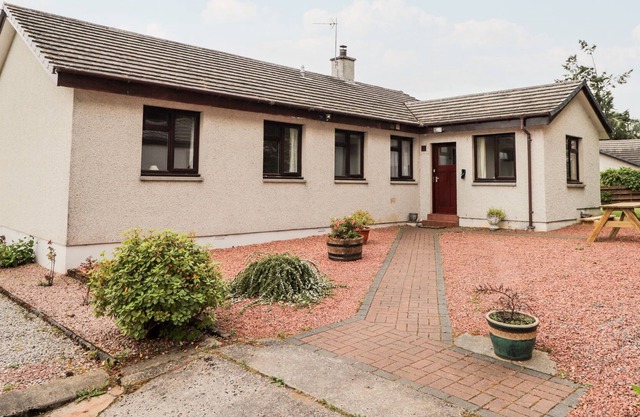 LYNMAR, pet friendly, with a garden in Muir Of Ord