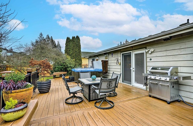 Lynnwood Home: Private Hot Tub, Fire Table & Grill