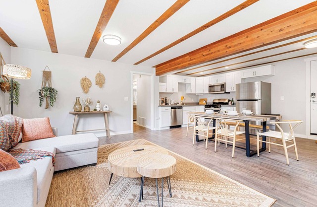 Lynnwood Modern Basement |Hot Tub |Private Entry