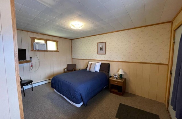 Lyons in Onaway - 1 Full Bed - Room 10 - Sleeps 2