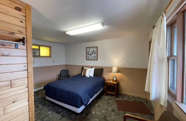 Lyons in Onaway - 1 Queen Bed - Room 12 - Sleeps 2