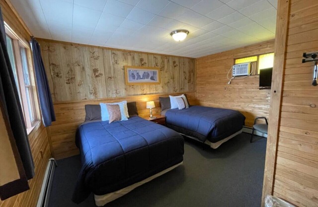 Lyons in Onaway - 2 Full Beds - Room 9 - Sleeps 4