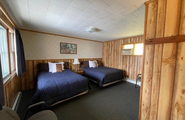 Lyons Room 1 - Sleeps 4 · Lyons in Onaway - 2 Full Beds - Room 1 - Sleeps 4