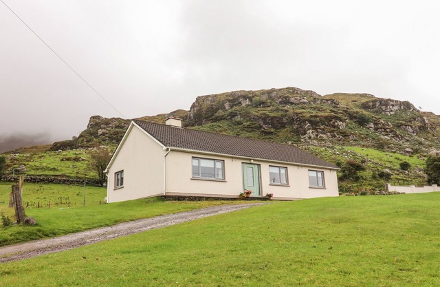 LYREBOY, pet friendly, with open fire in Glencar, County Kerry
