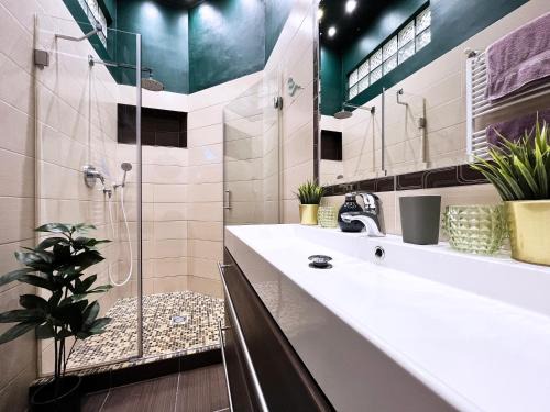 M13 Rustic Stylish with King Bed & Friendly Host