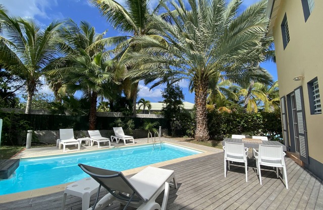 Macassi 3BR beach house, steps to the beach & private pool - cistern