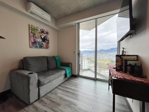 Macaw at 20's Pool, Gym & Stylish City Stay