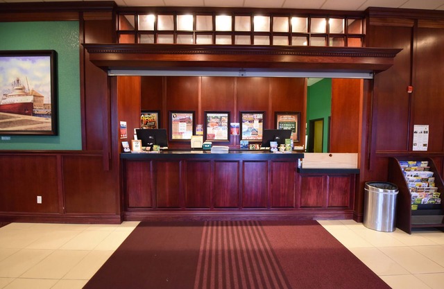 Mackinaw Beach & Bay Inn & Suites