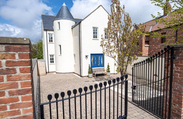 Mackintosh Cottage - Family friendly, pet friendly, business bookings welcome.