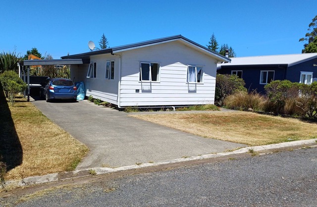 Macks Alpine Chalet with Spa Pool, Bike Shed, Big Heat Pump, Carport.