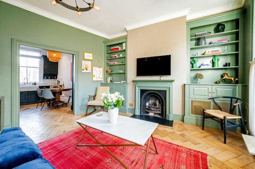 Made in Chelsea- 2 bed by Out of Office Lifestyle