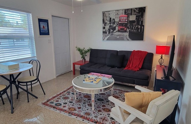 Madeira Beach Villas #2 Luxury 1Br / 1 Ba 4 Min to Madeira Beach Access.