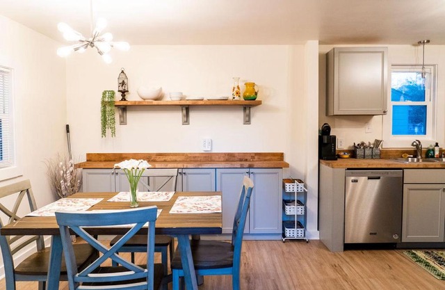 Madrona's Guesthouse- Convenient location, pet friendly