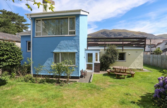 MAESTEG - LLANBERIS, pet friendly, with open fire in Llanberis