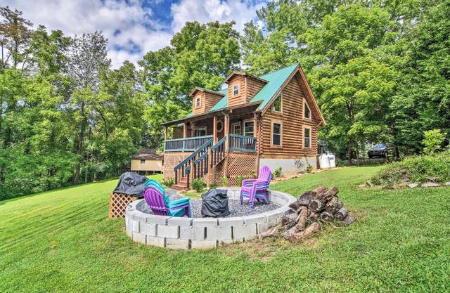 Maggie Valley Family Cabin with Porch and Fire Pit!