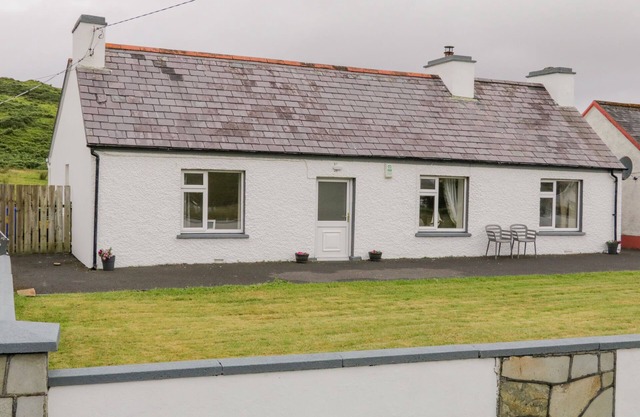 MAGHERA CAVES COTTAGE, family friendly in Ardara, County Donegal