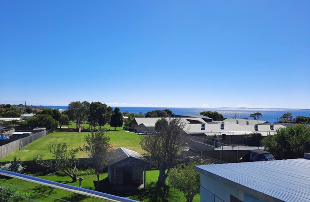 Magic home, magic views. Minutes walk to beaches, swimming, shops, restaurants