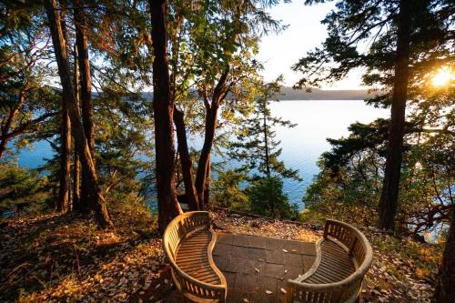 Magical Beachfront, Hot Tub, Private, Spacious