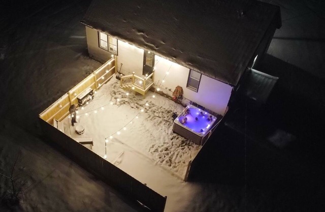 Magical Northern Michigan Cottage with Hot Tub