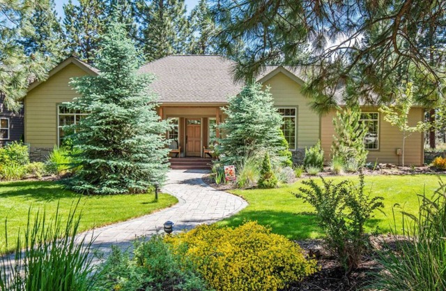 Magical Private 4 bedroom Home w/ large fenced in yard near downtown Sisters OR