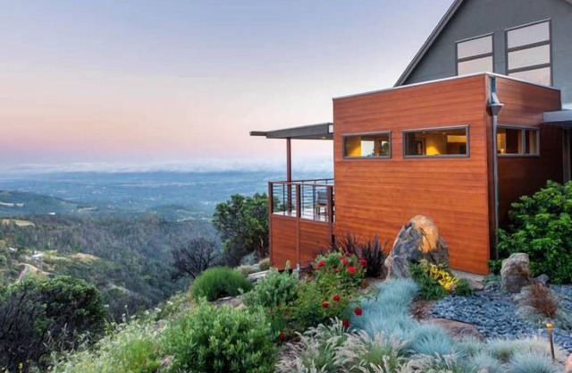 Por encima del famoso Valle de la Luna de Sonoma.