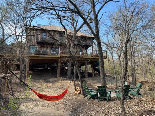 "Magical Treehouse" w spiral slide off the deck 350 acres on the Brazos River! Tubing! Petting Zoo!