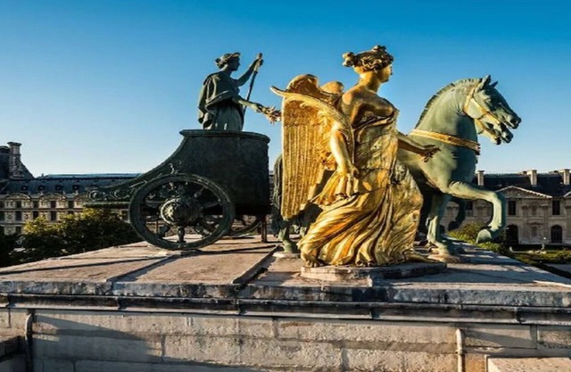 MAGICAL URBAN MANSION LOUVRE PALAIS ROYAL -SWEEPING VISTAS