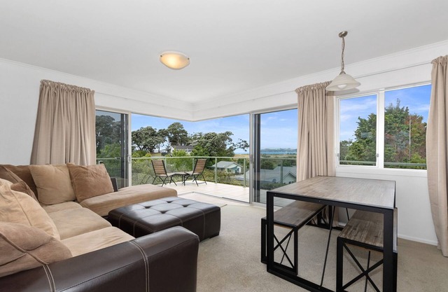 MAGICAL WAIPU - WAIPU COVE HOLIDAY HOME, with a garden in Waipu Cove