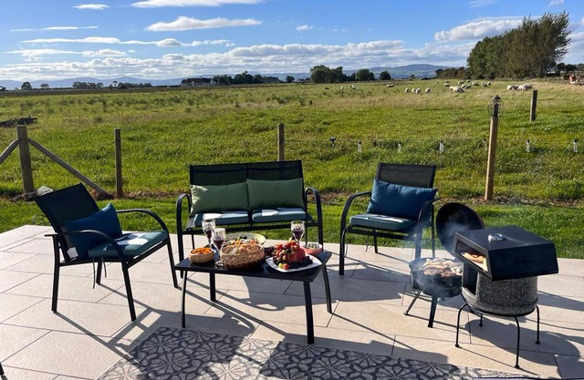 Magilligan - Cottage - Sleeps 6 - Parking - Garden