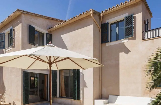 Magnificent Architect's house 5 minutes walk from the beach!