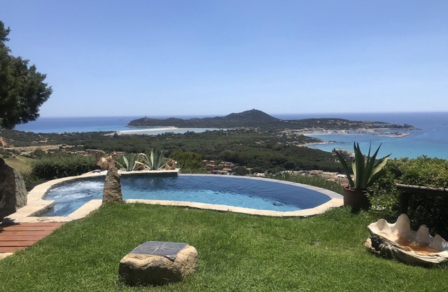 Magnífica villa con impresionantes vistas al mar, piscina panorámica, jardín y WI-FI.