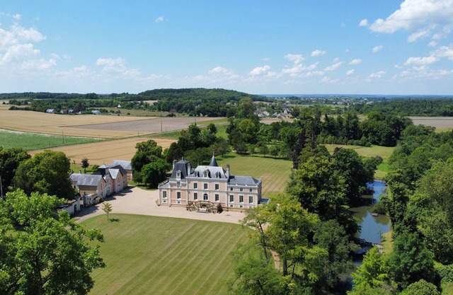 Magnificent 18th-century château surrounded by 10 hectares of parkland in Chinon