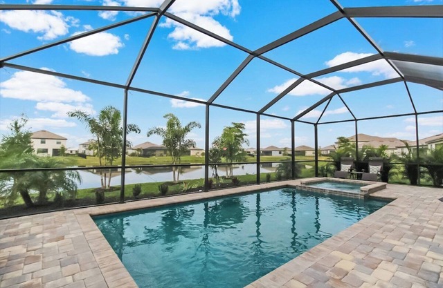 Magnificent 4/3 waterfront pool home in Lorraine Lakes - Waterfront Dreamin