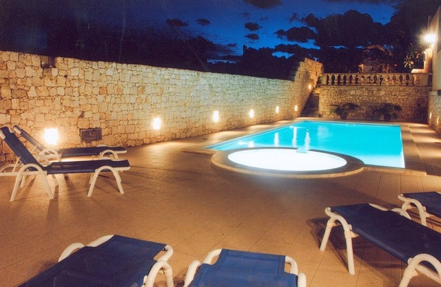 Magnífica casa de 5 dormitorios de carácter con una gran piscina y zona de terraza soleada
