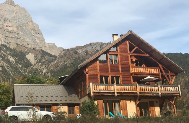 MAGNÍFICO CHALET 20 PERSONAS VISTA A LA MONTAÑA