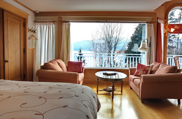 Magnificent country home 2 minutes from downtown Baie-Saint-Paul!