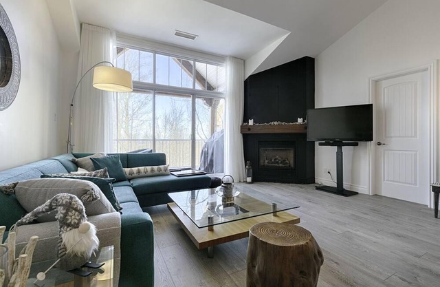 Magnificent condo at Cercle-des-Cantons in Bromont