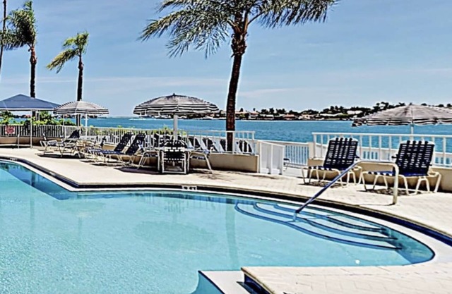 VISTAS DE CONDOMINIO-AGUA DE LUJO DE CALIDAD SUPERIOR DESDE CADA VENTANA-EXCELENTE UBICACIÓN