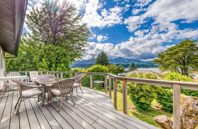 Magnífica casa para perros con vistas al lago y a la montaña desde una gran terraza