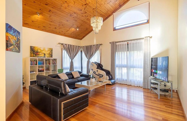 Magnificent Eltham House with stunning view