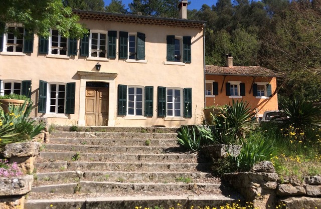 Magnífica propiedad familiar con piscina y acceso privado a un río.