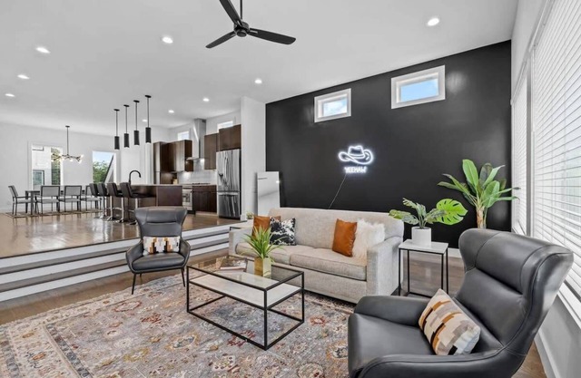 Magnificent Home - 1 King / 6 Queen Beds + Balcony