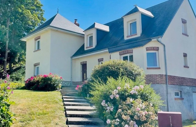Magnificent house with fireplace close to the sea, not overlooked and large garden.
