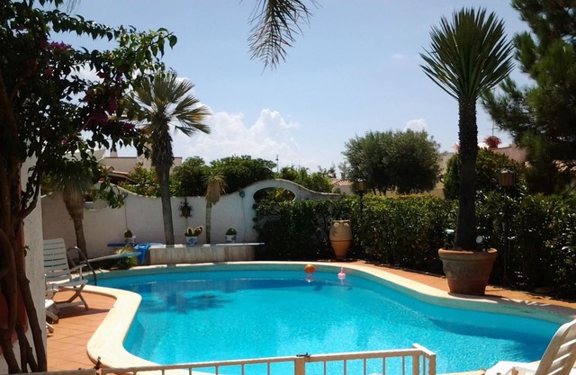 Magnífica villa con piscina en residencia frente al mar
