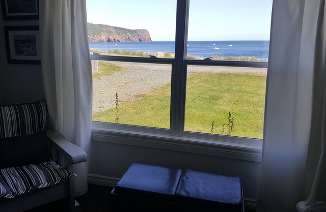 Magnificent Oceanfront Cottage in Flatrock- 12 minutes from St. John's (YYT)