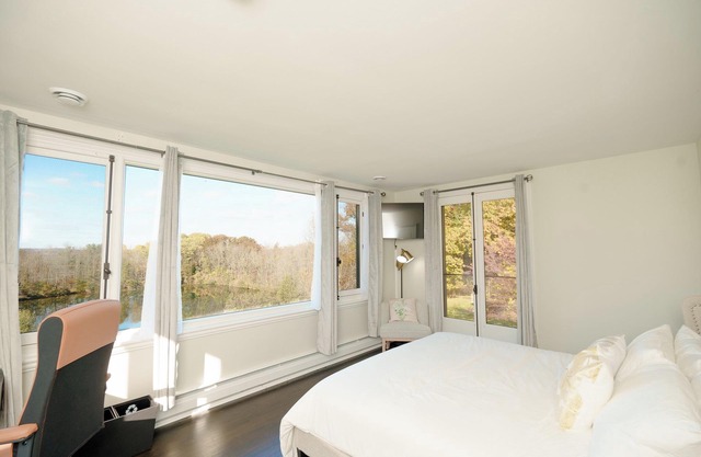 Magnificent, peaceful lakefront villa in Ancaster